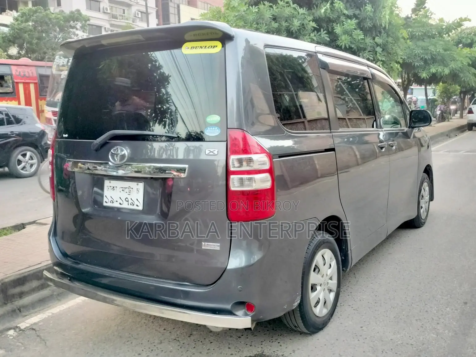 Toyota Noah 2.0 143hp FWD (8 Seater) 2012 Gray
