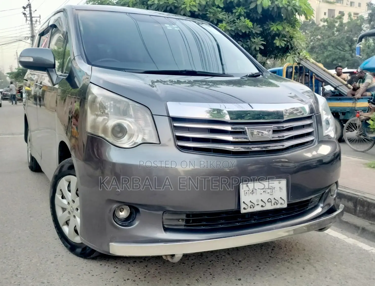 Toyota Noah 2.0 143hp FWD (8 Seater) 2012 Gray