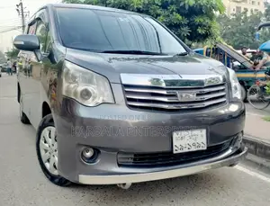 Toyota Noah 2.0 143hp FWD (8 Seater) 2012 Gray