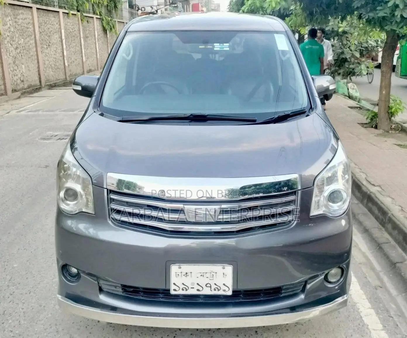 Toyota Noah 2.0 143hp FWD (8 Seater) 2012 Gray