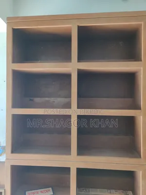 গর্জন প্লাইবোর্ডের রেক এবং গ্লাস ডোর