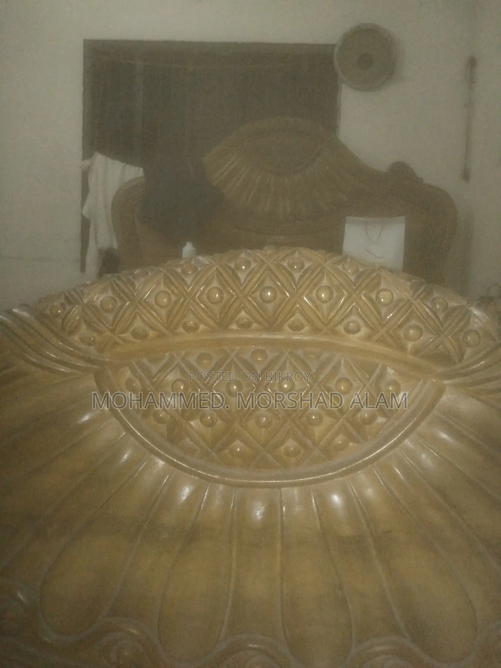 সেগুন কাঠের খাট।