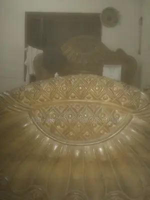 সেগুন কাঠের খাট।