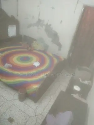 সেগুন কাঠের খাট।