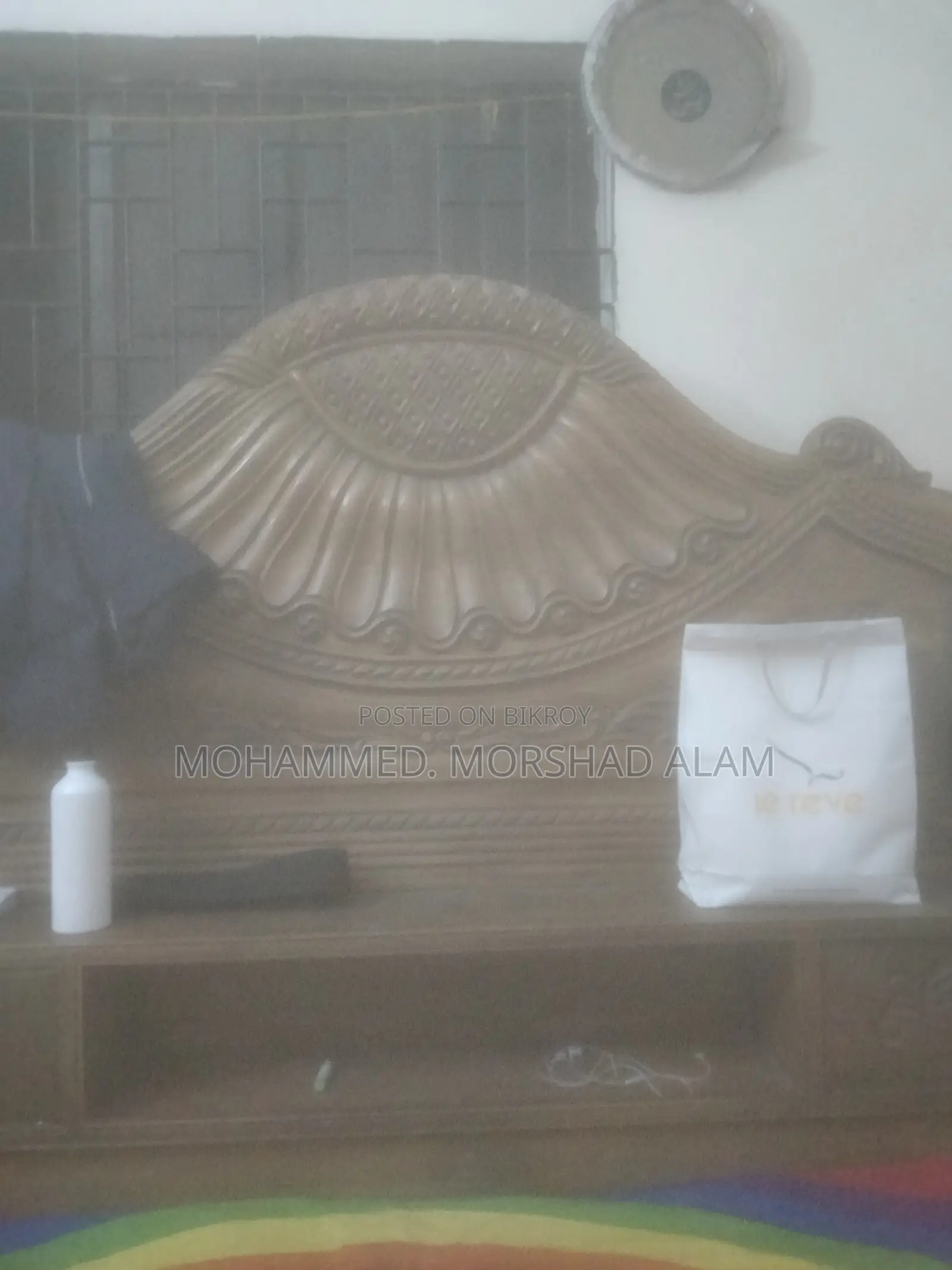 সেগুন কাঠের খাট।