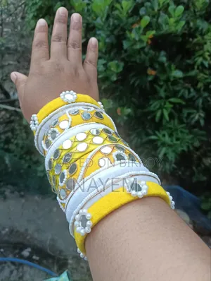 হ্যান্ডমেড ডিজাইনার চুড়ি সেট | হলুদ-সাদা কারুকাজ করা চুড়ি
