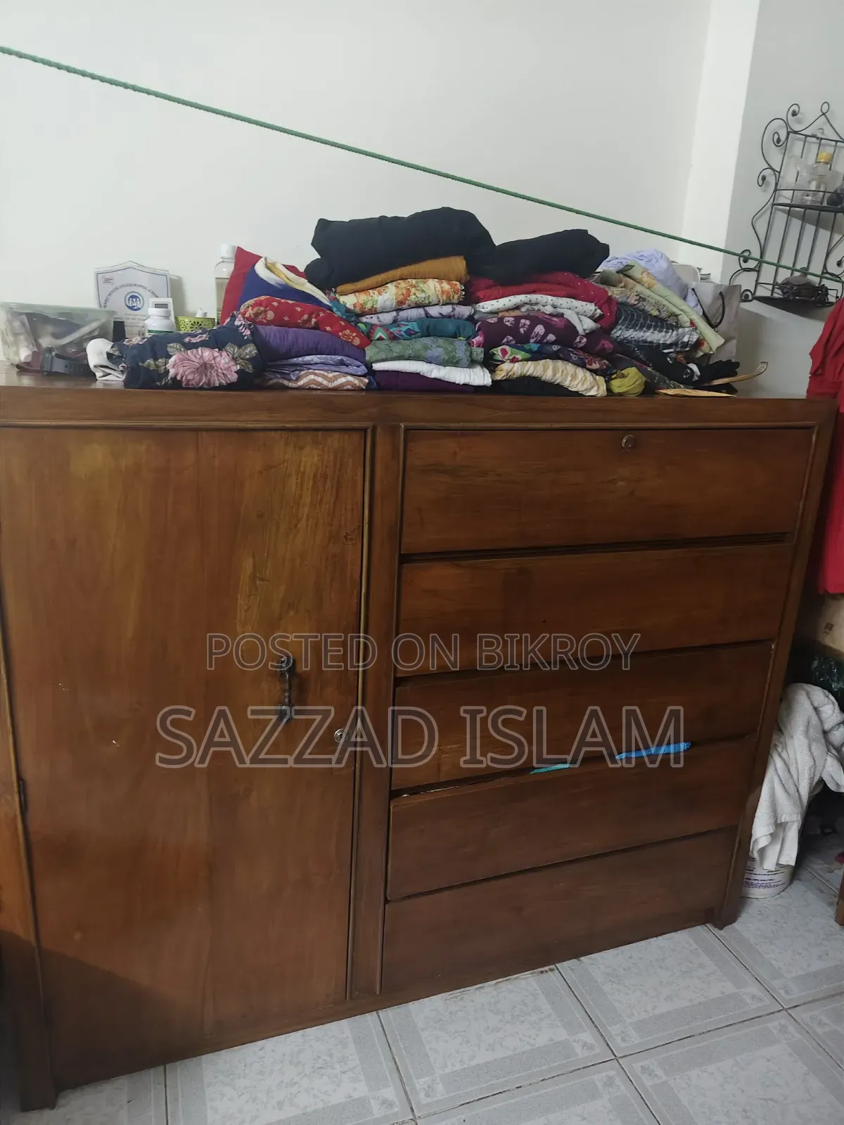 একটি সেগুন কাঠের ব্যবহৃত ওয়ার্ড্রব বিক্রি হবে