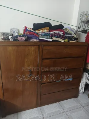 একটি সেগুন কাঠের ব্যবহৃত ওয়ার্ড্রব বিক্রি হবে