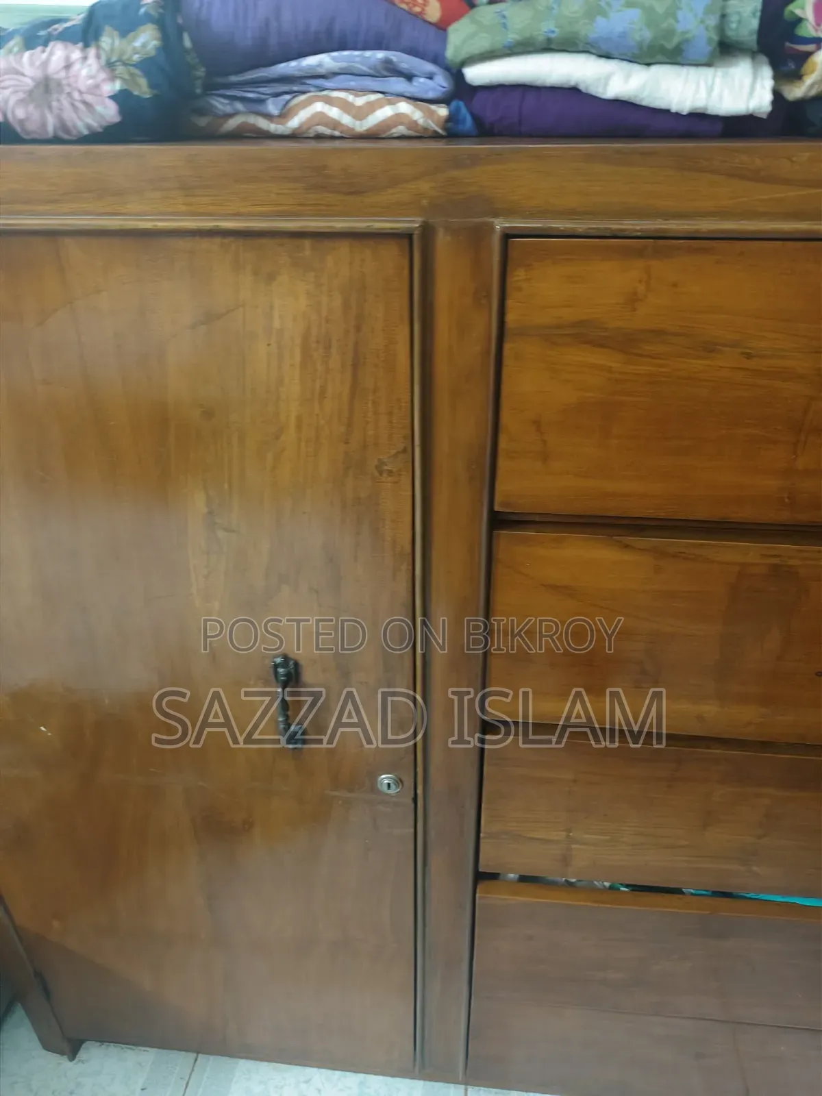একটি সেগুন কাঠের ব্যবহৃত ওয়ার্ড্রব বিক্রি হবে