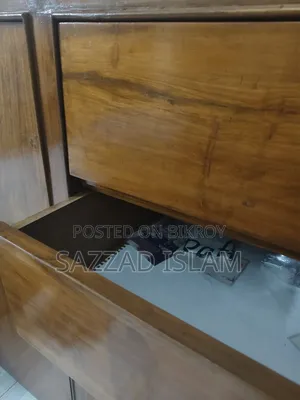 একটি সেগুন কাঠের ব্যবহৃত ওয়ার্ড্রব বিক্রি হবে