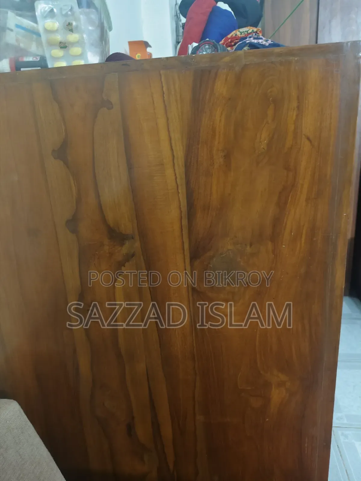 একটি সেগুন কাঠের ব্যবহৃত ওয়ার্ড্রব বিক্রি হবে