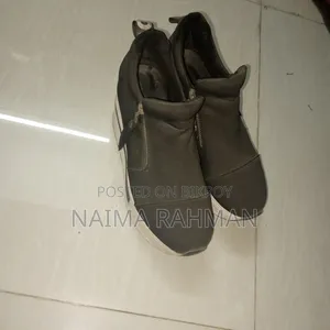Shoes/Sneakers