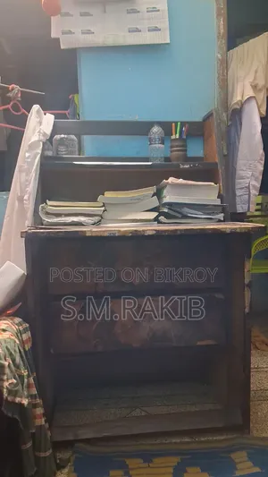 বোর্ডের তৈরি পড়ার টেবিল