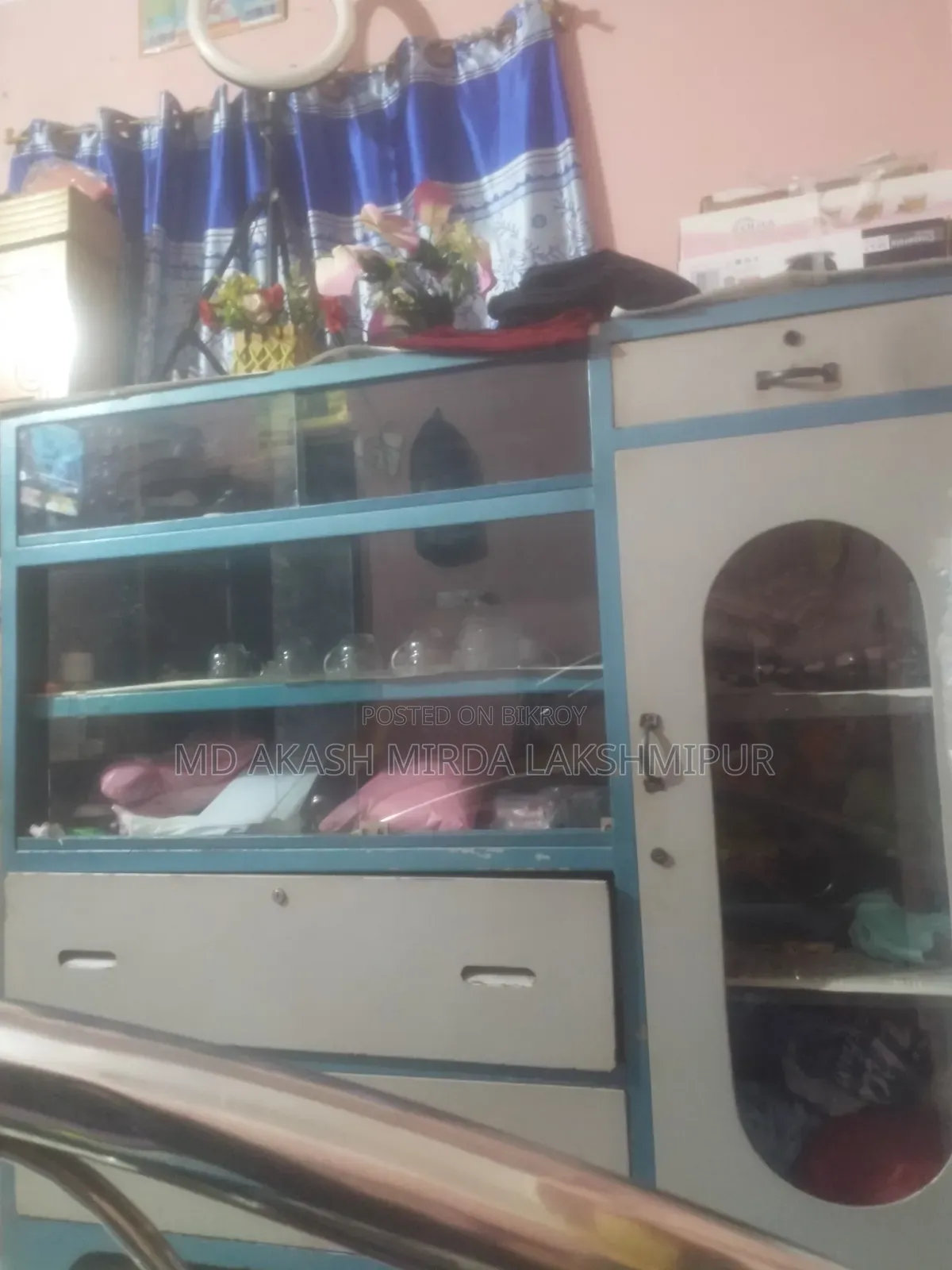 স্টিলের শোকেস