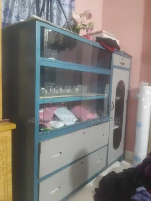স্টিলের শোকেস