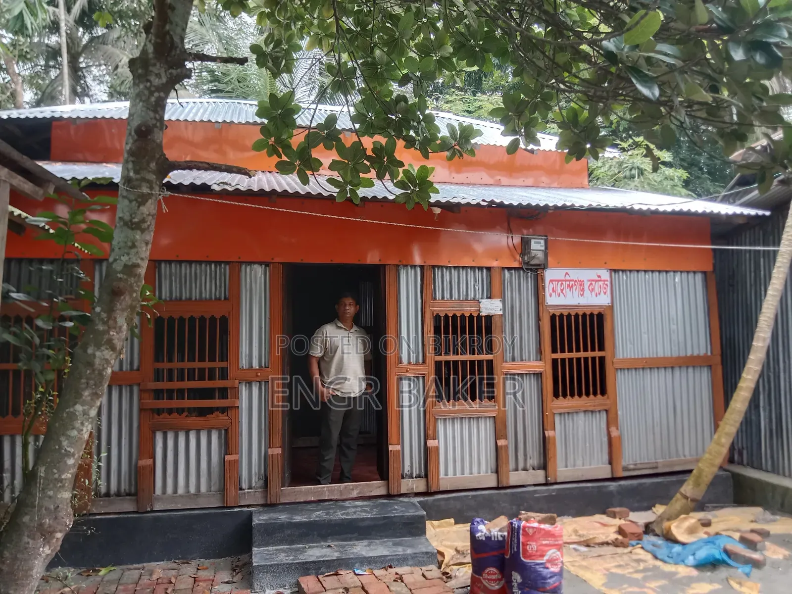 বাড়িসহ জমি বিক্রি (পানি ও কারেন্ট লাইনসহ)