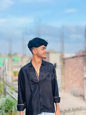 কালো শার্টে সিম্পল লুক, চোখে আত্মবিশ্বাস—নিজের স্টাইলেই আলাদা। 😎🖤