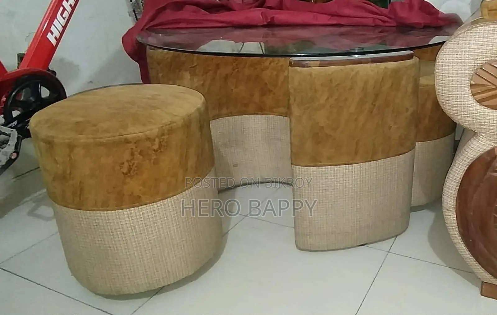 2+1 সুফা ও একটি গোল টেবিল বিক্রি করতে চাই।