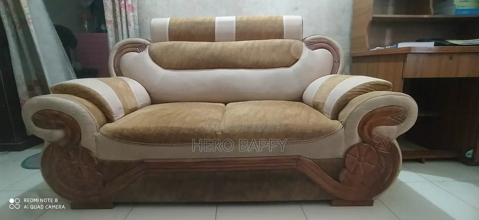 2+1 সুফা ও একটি গোল টেবিল বিক্রি করতে চাই।