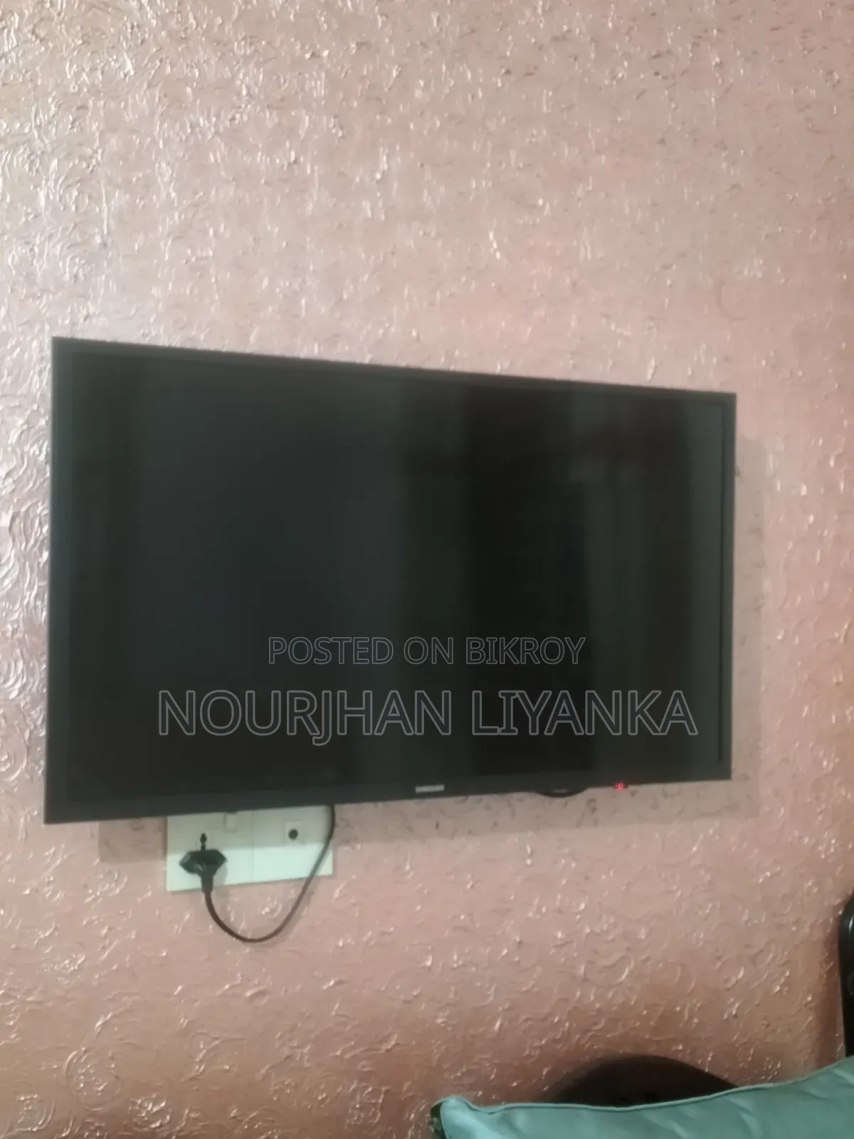 Samsung  ৩০ ইঞ্চি৷ইউটিউব, নেটফ্লিক্স, Amazon, ইউজ করা যাবে।