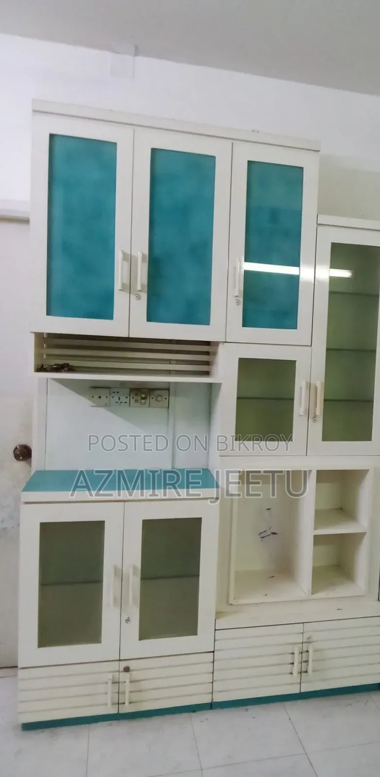 This premium Dinner Cabinet will be sold