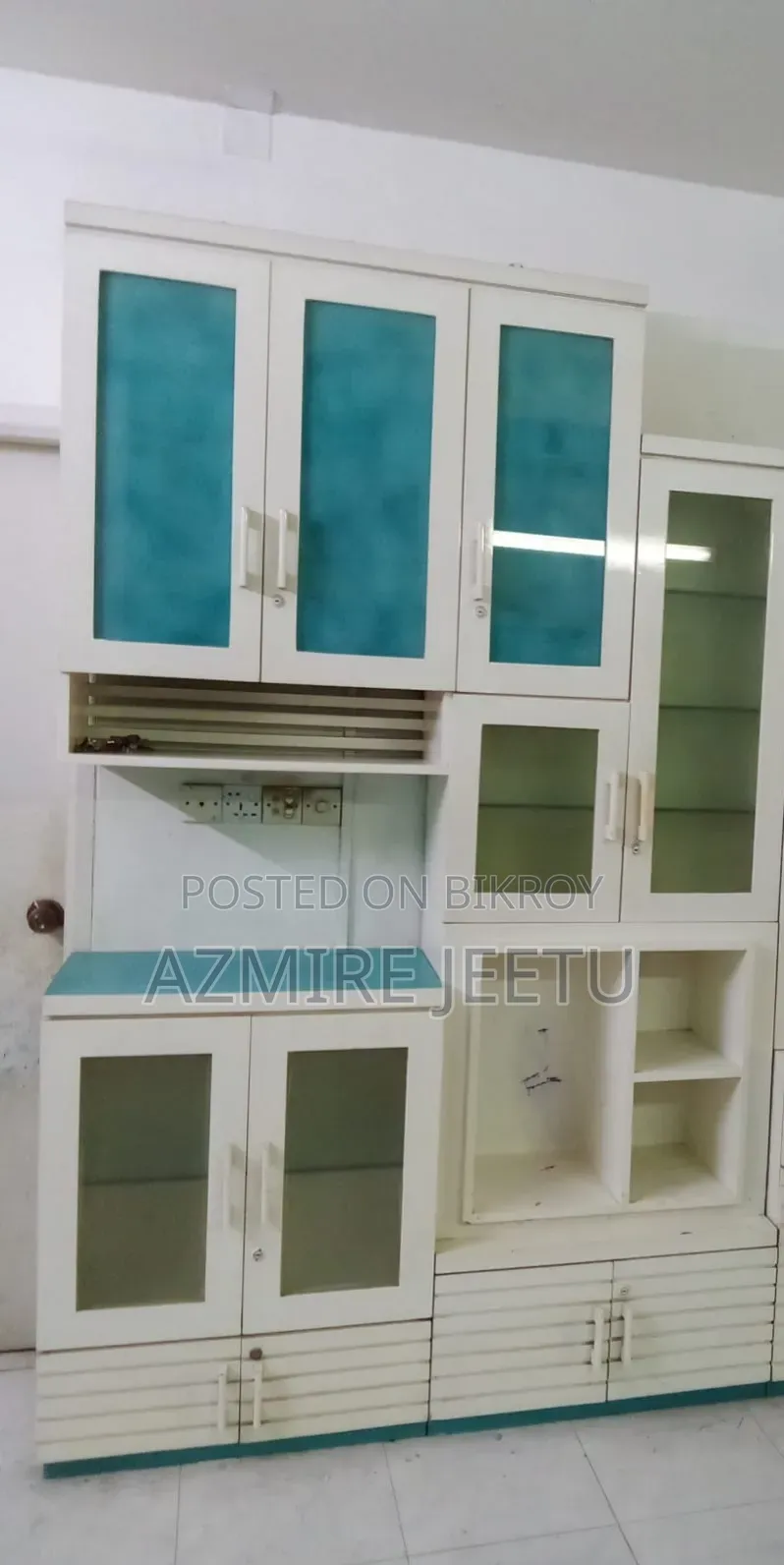 This premium Dinner Cabinet will be sold