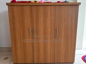 নতুনের মত আলমারি অউরাতন দামে বিক্রি হবে।