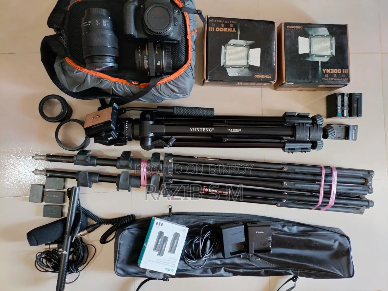 DSLR Cameras With Other Accessories