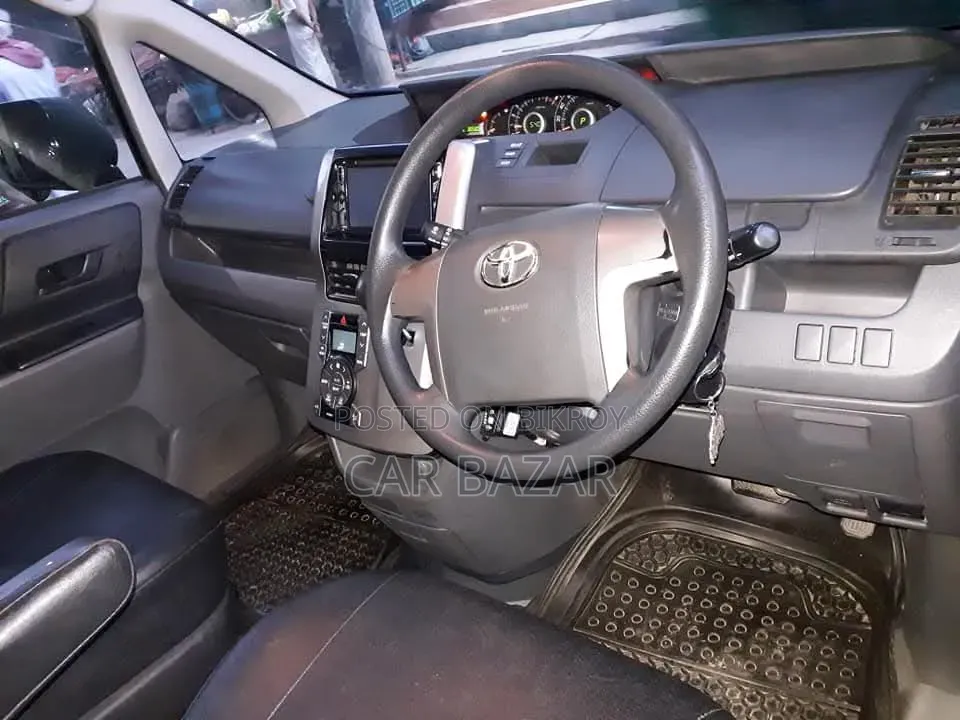 Toyota Noah 2.0 158hp FWD (7 Seater) 2009 Black