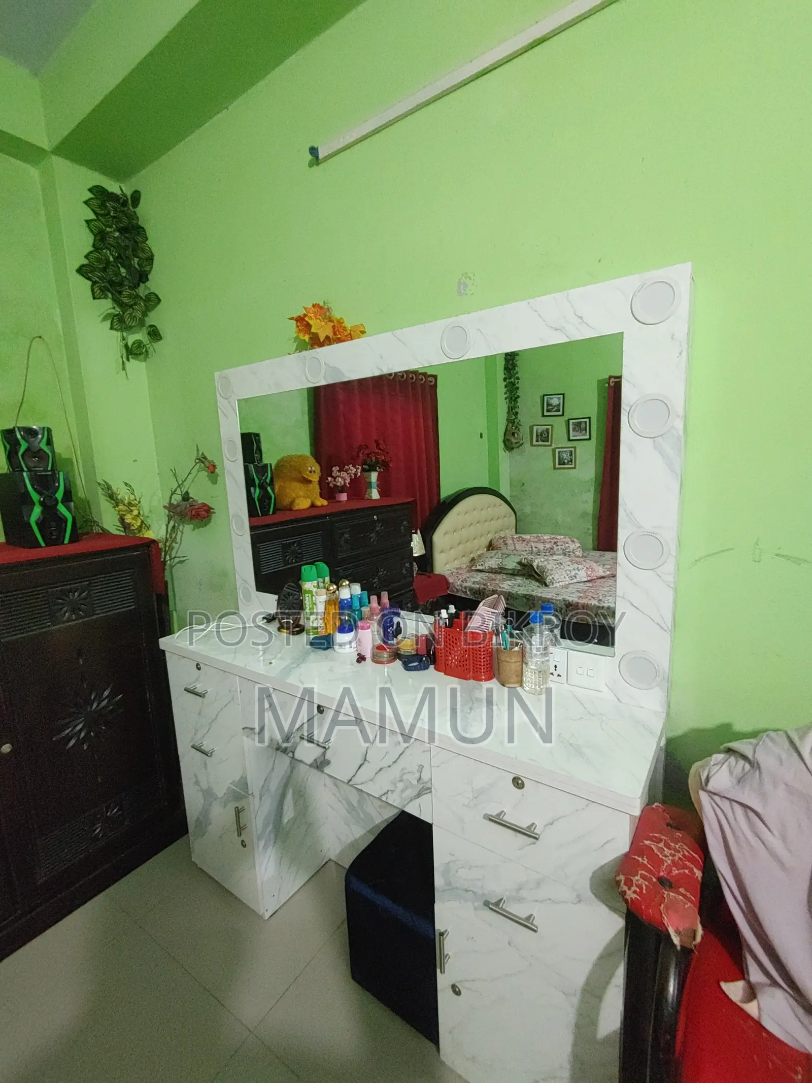 Vanities & Dressing Tables