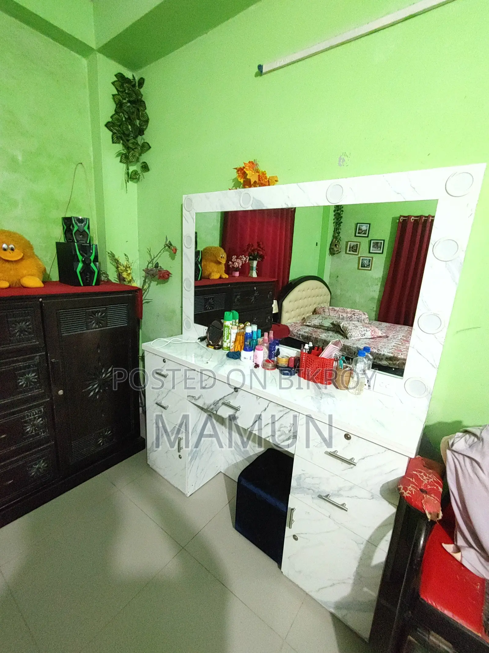Vanities & Dressing Tables