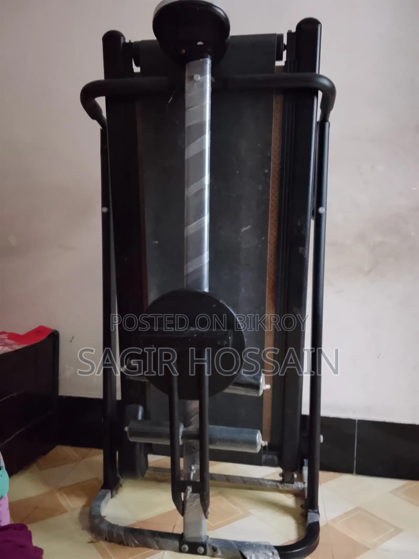 একটা ট্রেডমিল বিক্রি হবে।