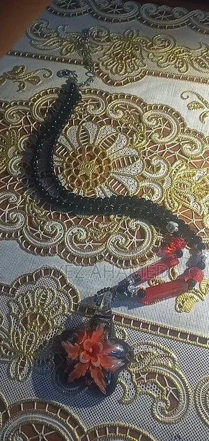 তারা মাছের ন্যায় একটি গলার হার