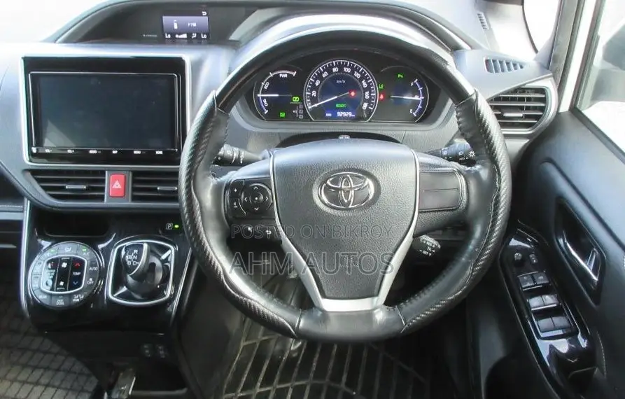 Toyota Esquire 1.8 FWD Hybrid (7 seater) 2021 Pearl