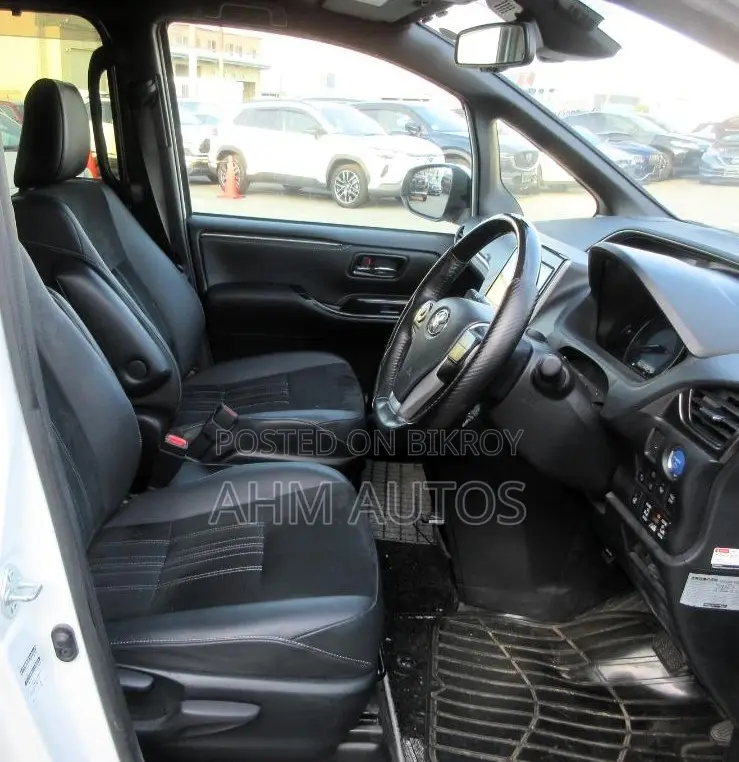 Toyota Esquire 1.8 FWD Hybrid (7 seater) 2021 Pearl