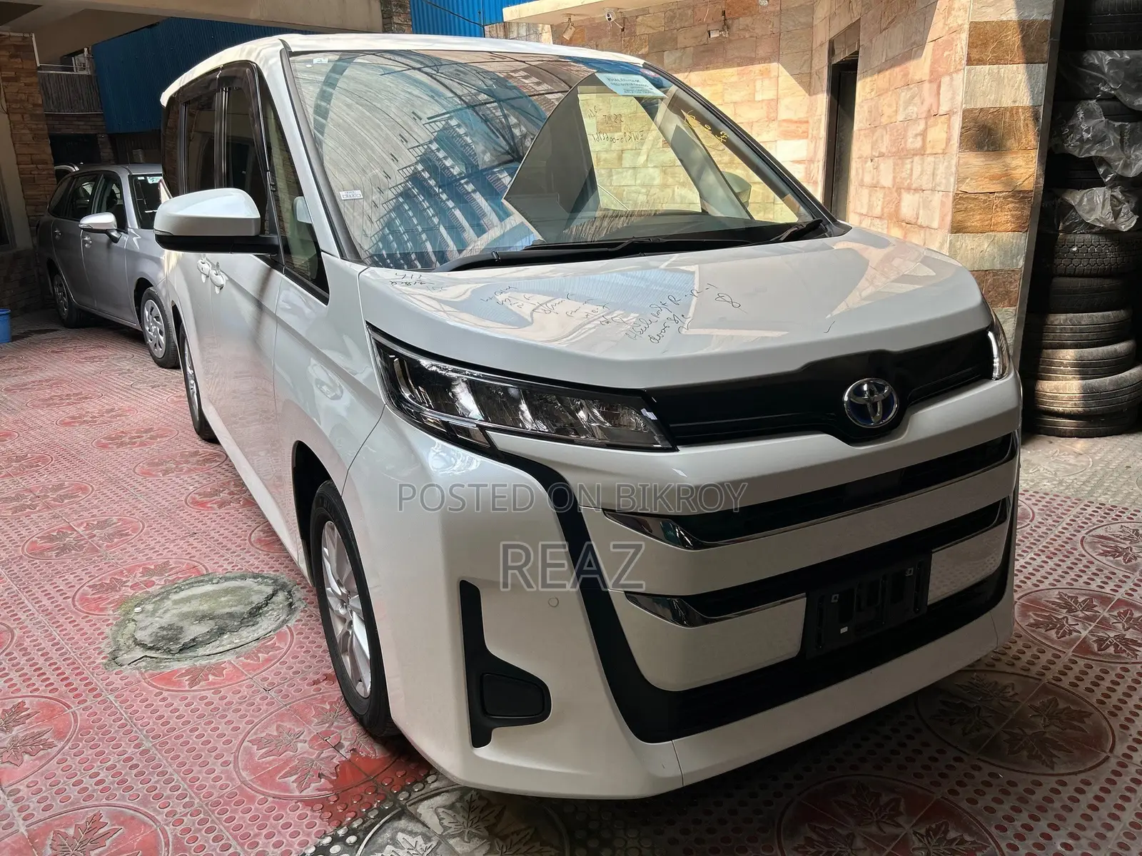Toyota Noah 2023 Pearl