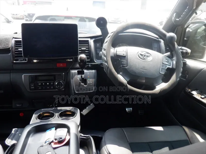 Toyota HiAce 2024