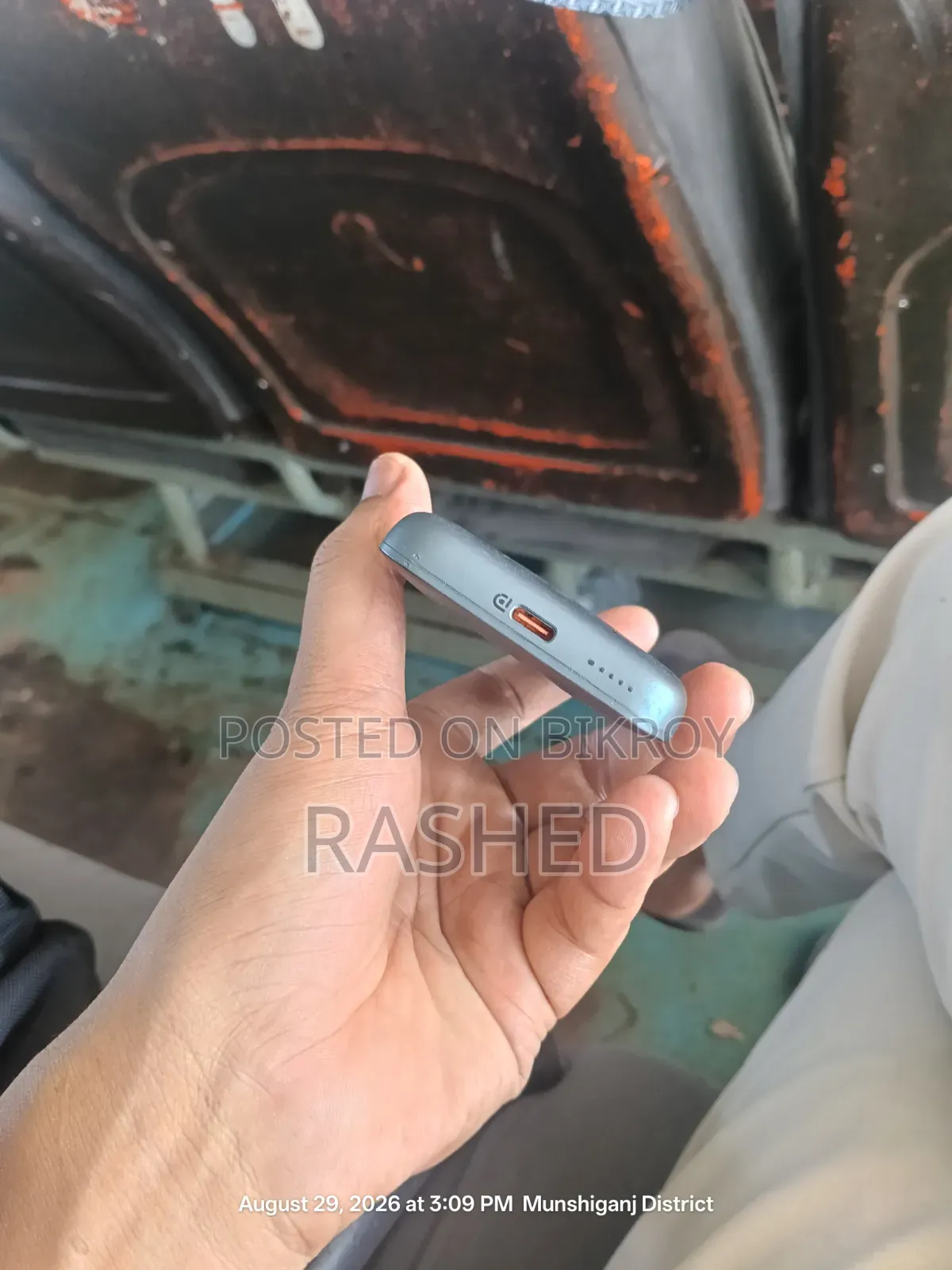 দামি ফোনের স্মার্ট ওয়ারলেস চার্জার।