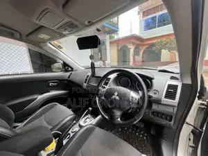 Mitsubishi Outlander 2011 White