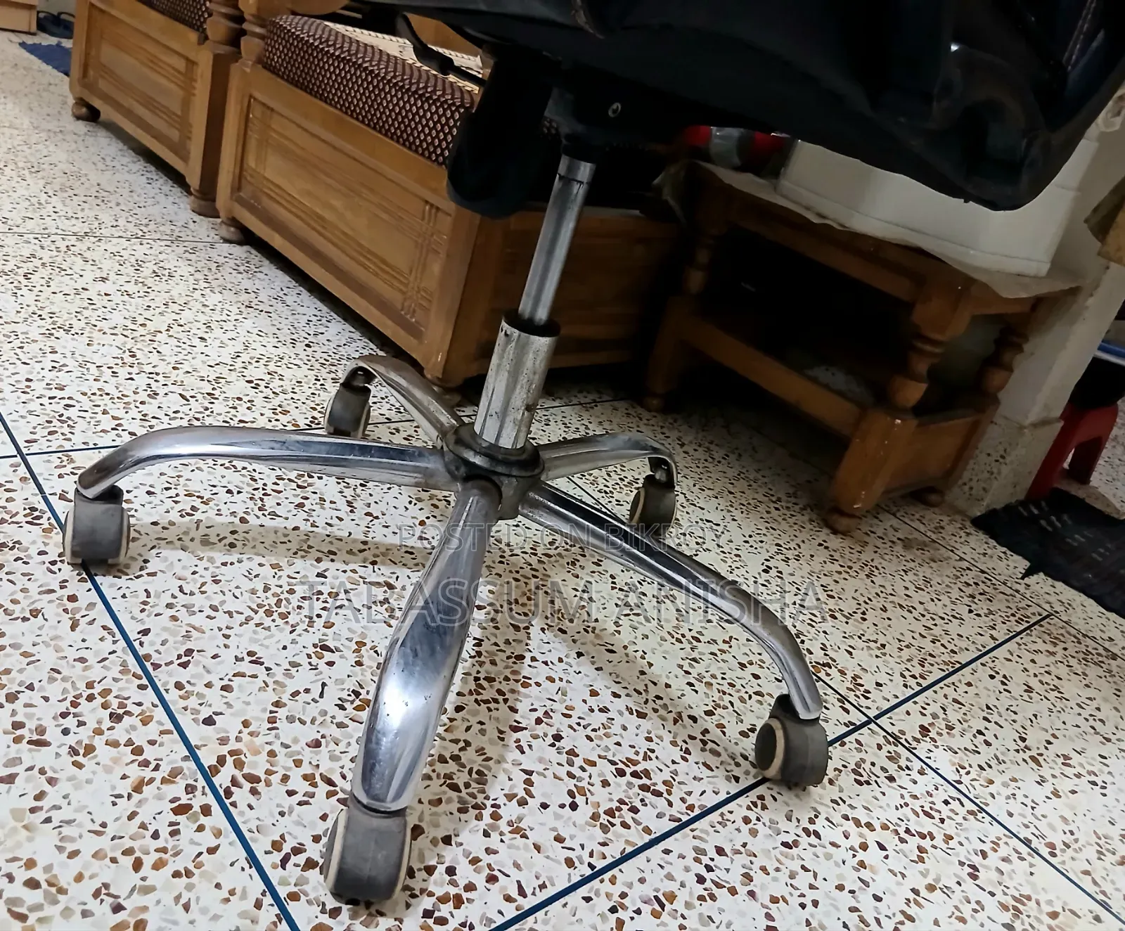 High Quality Wheel Office Chair .