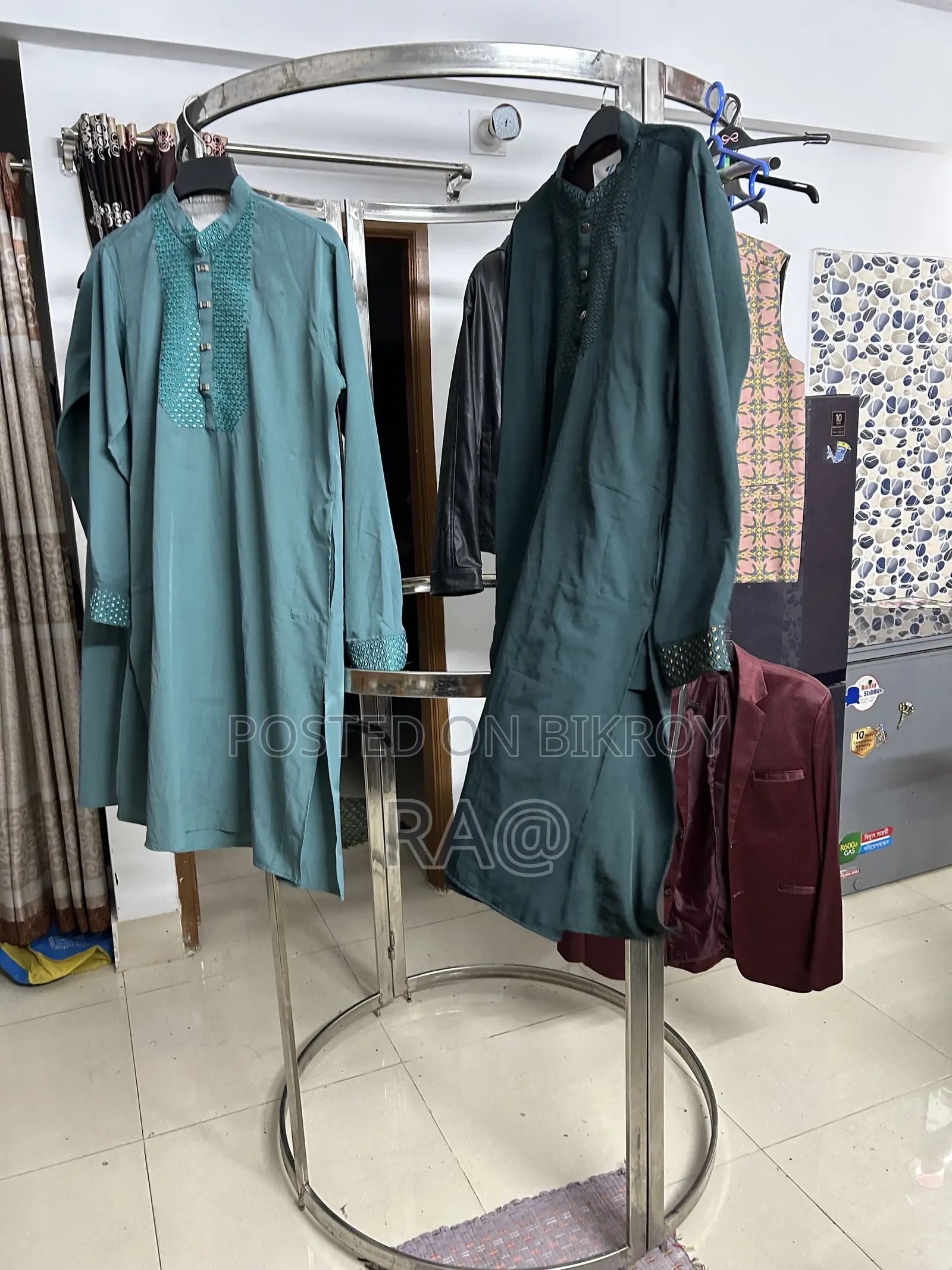 কাপড়ের দোকান এর আলনা ও একটি রেক বিক্রি হবে