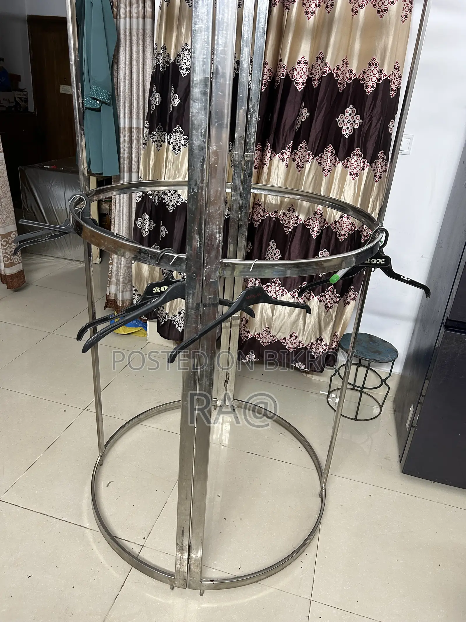 কাপড়ের দোকান এর আলনা ও একটি রেক বিক্রি হবে