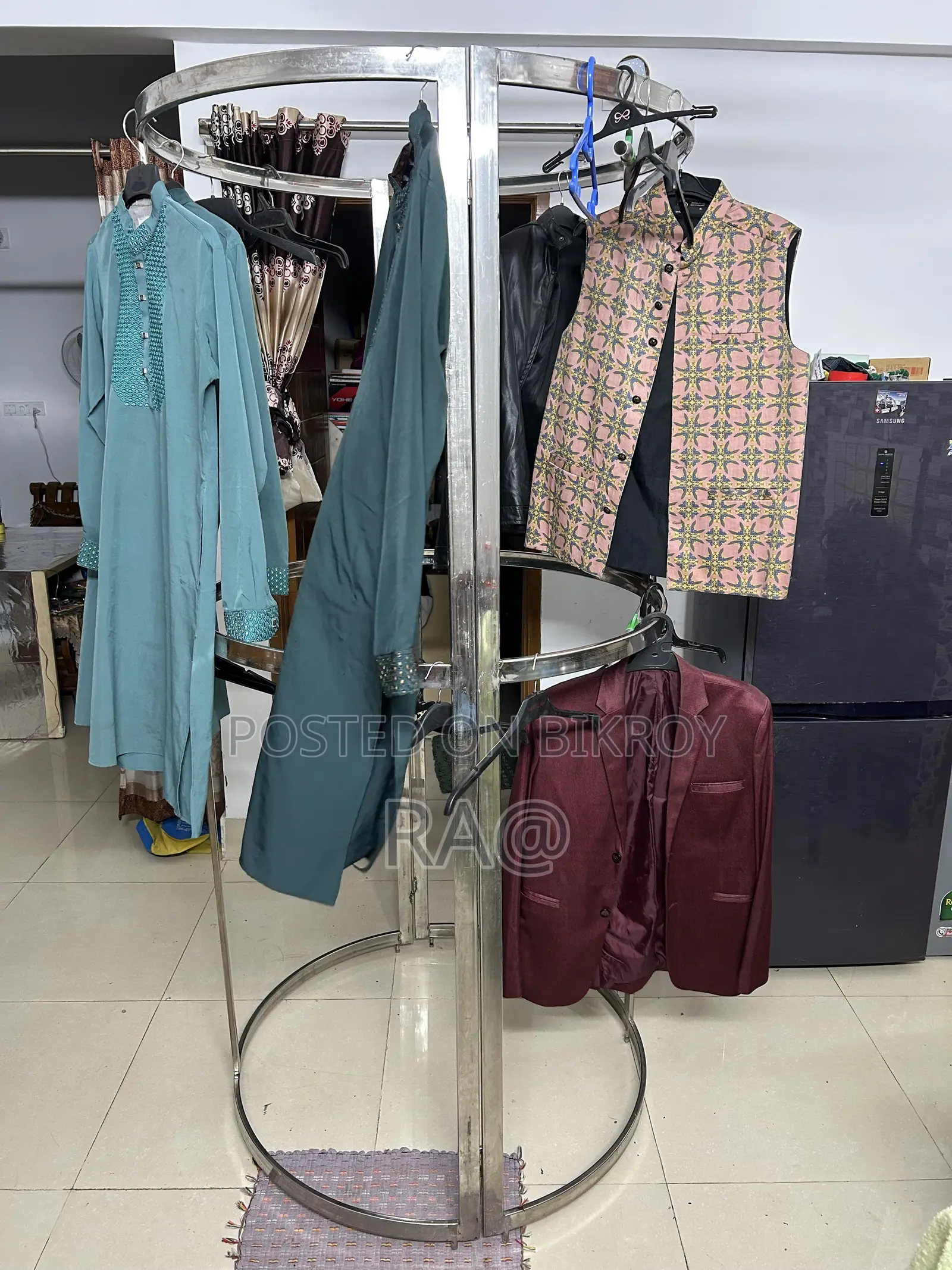 কাপড়ের দোকান এর আলনা ও একটি রেক বিক্রি হবে
