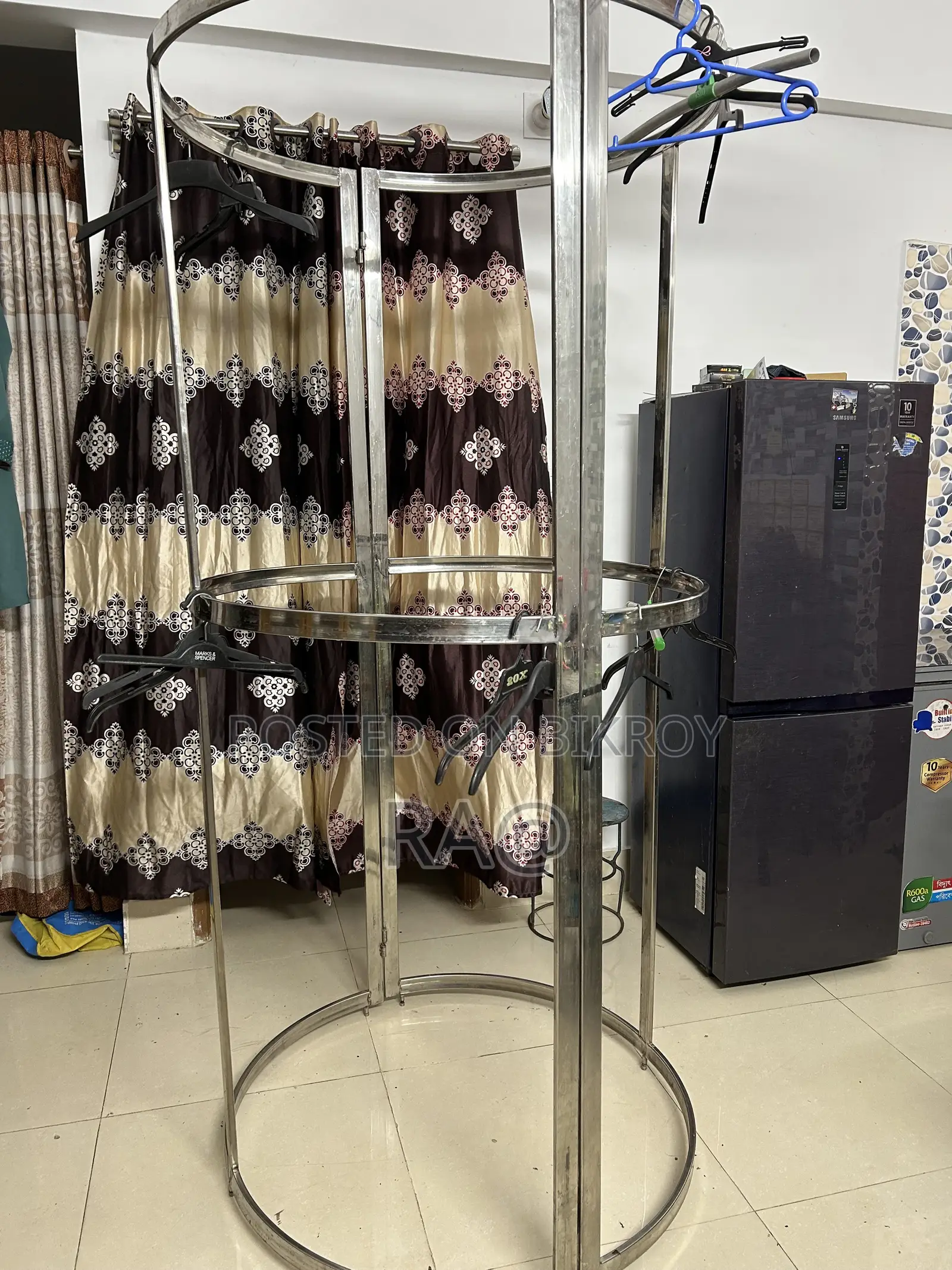কাপড়ের দোকান এর আলনা ও একটি রেক বিক্রি হবে