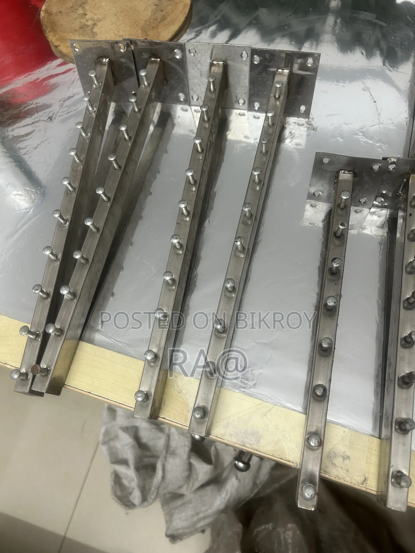 কাপড়ের দোকান এর আলনা ও একটি রেক বিক্রি হবে