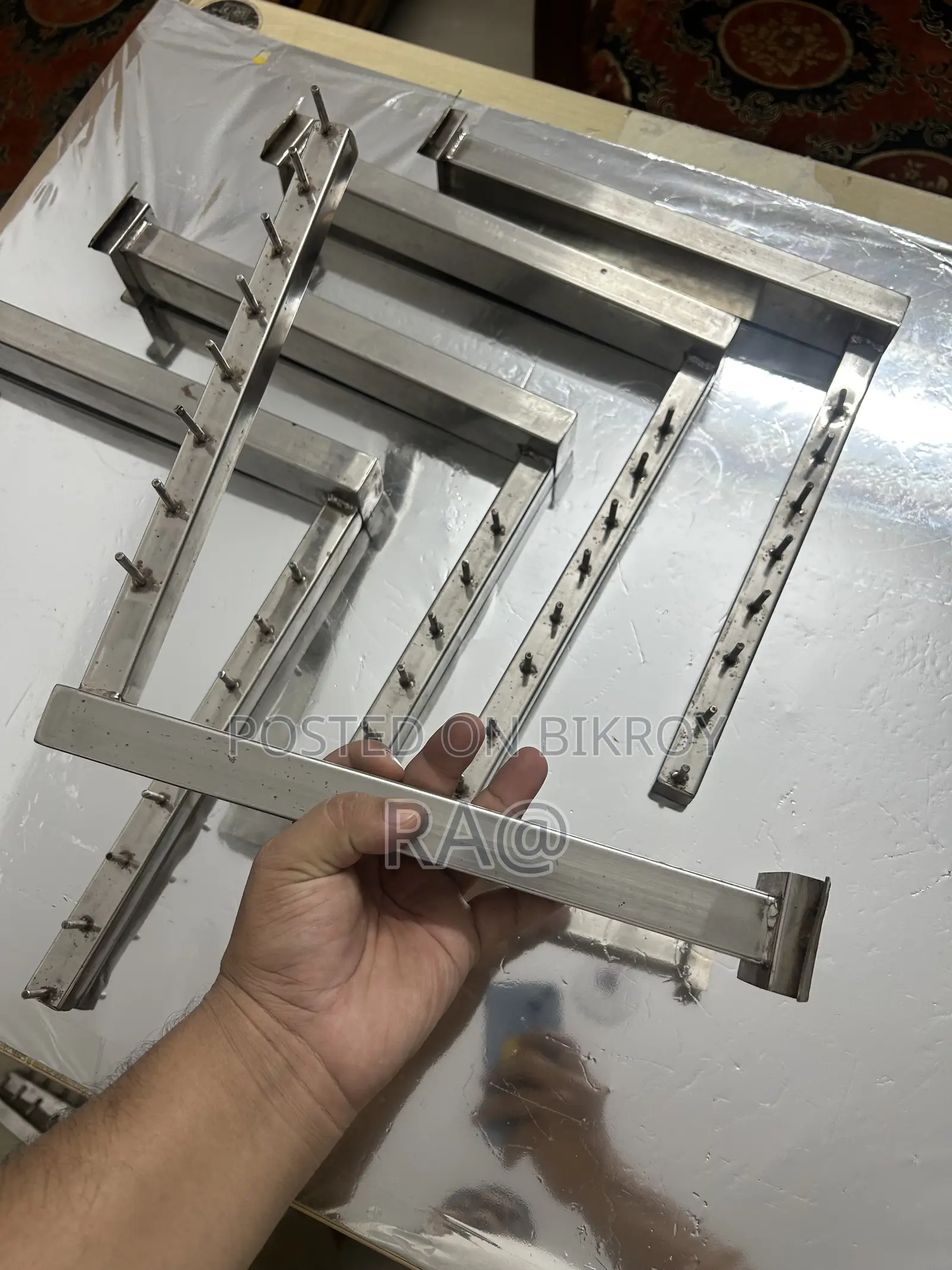 কাপড়ের দোকান এর আলনা ও একটি রেক বিক্রি হবে
