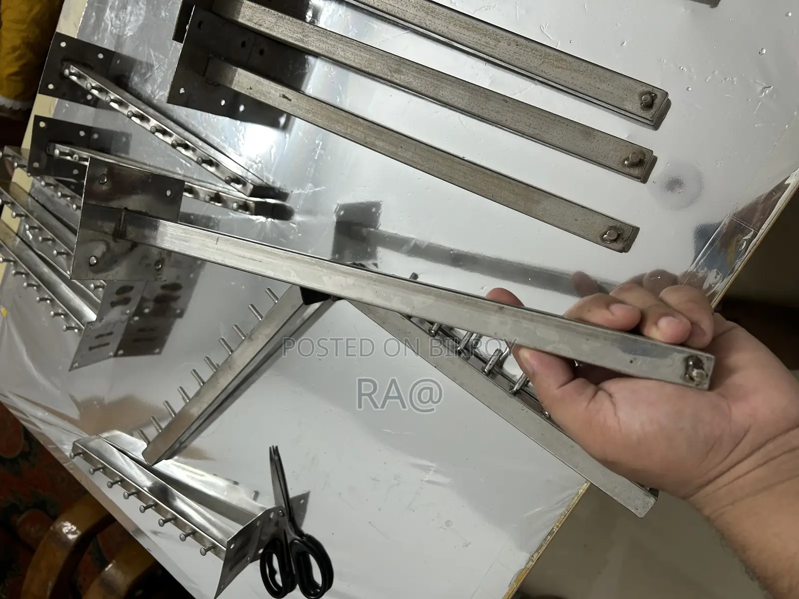 কাপড়ের দোকান এর আলনা ও একটি রেক বিক্রি হবে