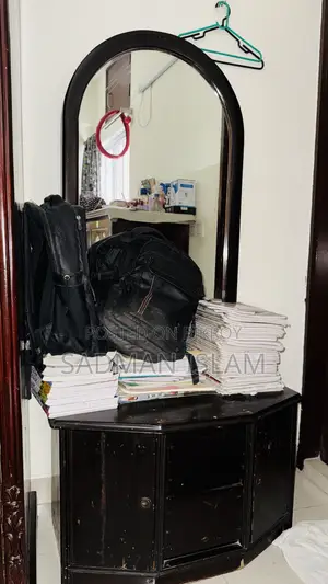 কাঠের আসবাবপত্র বিক্রয়ের জন্য