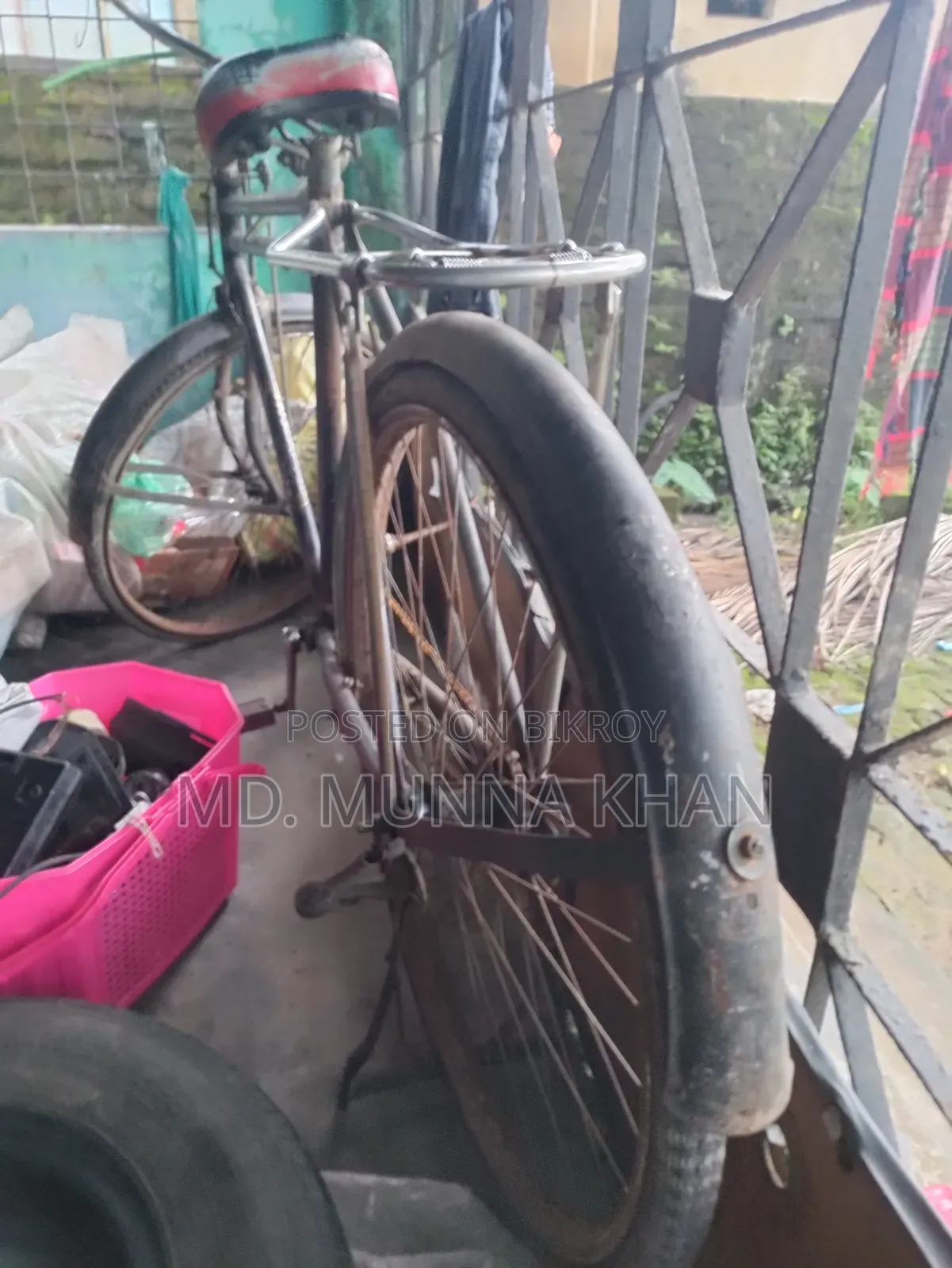 জরুরি বিক্রয়: ক্লাসিক মডেলের মজবুত সাইকেল পুরাতন কিন্তু সম্পূর্ণ চালু