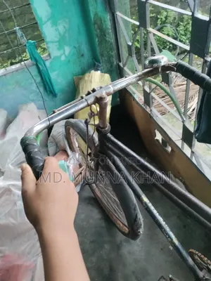জরুরি বিক্রয়: ক্লাসিক মডেলের মজবুত সাইকেল পুরাতন কিন্তু সম্পূর্ণ চালু